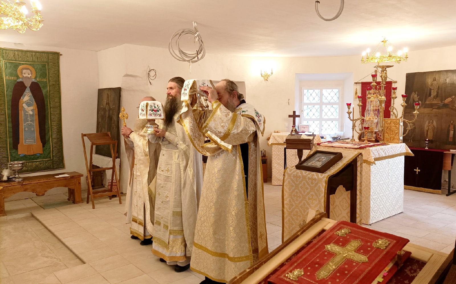 Первая литургия в нижнем храме церкви Александро-Куштского монастыря